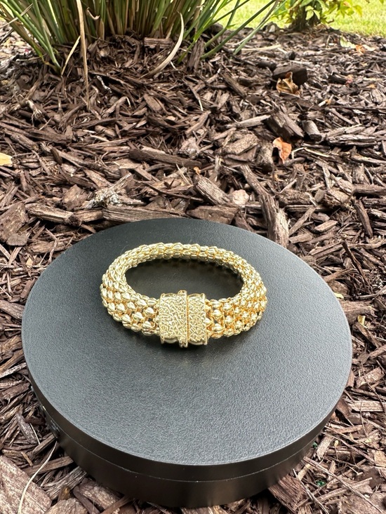 Jewelry - Vintage Goldtone Metal Mesh Magnetic size 6.5 clasp Bracelet